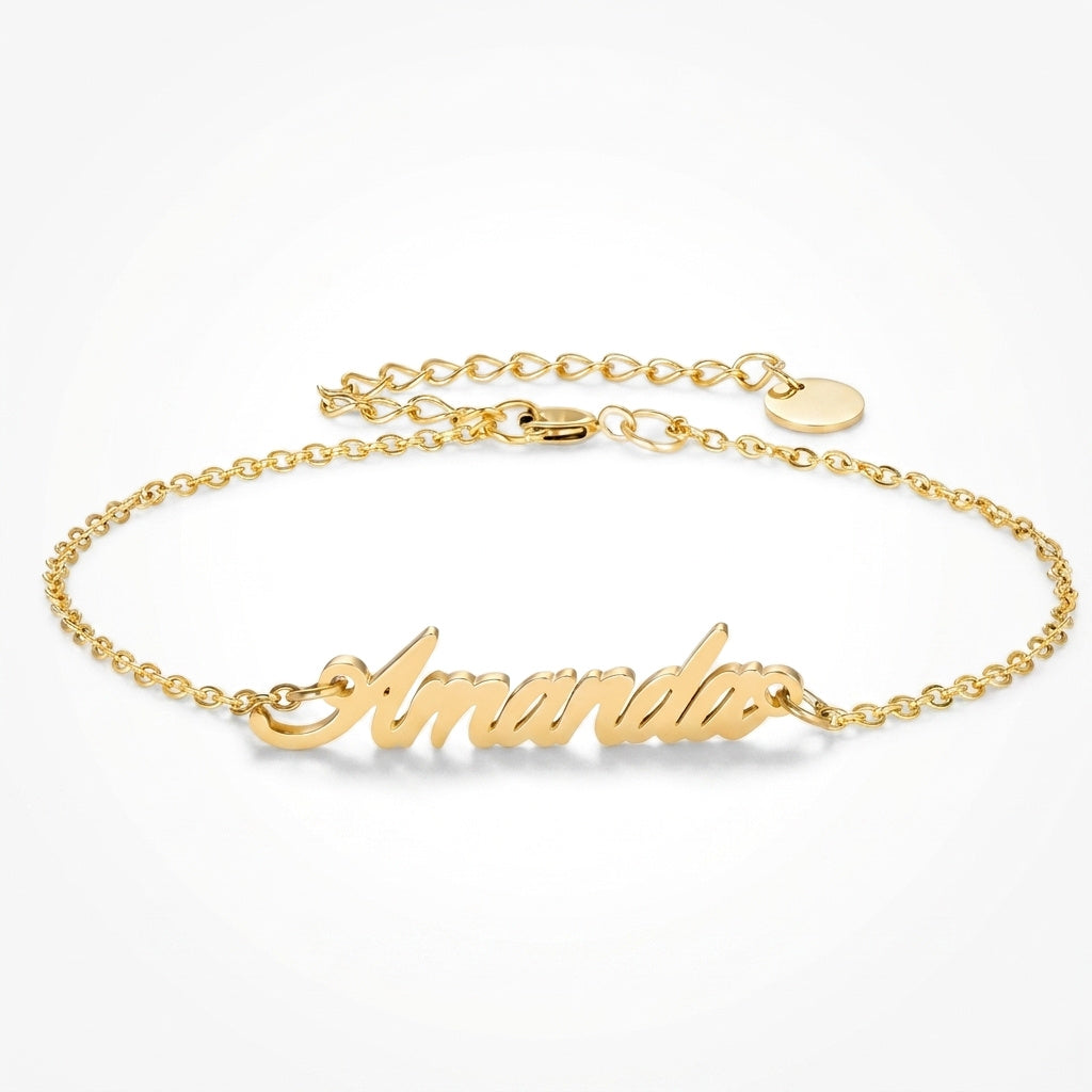 Pulseira Assinatura em dourado com nome personalizado, fundo cinzento