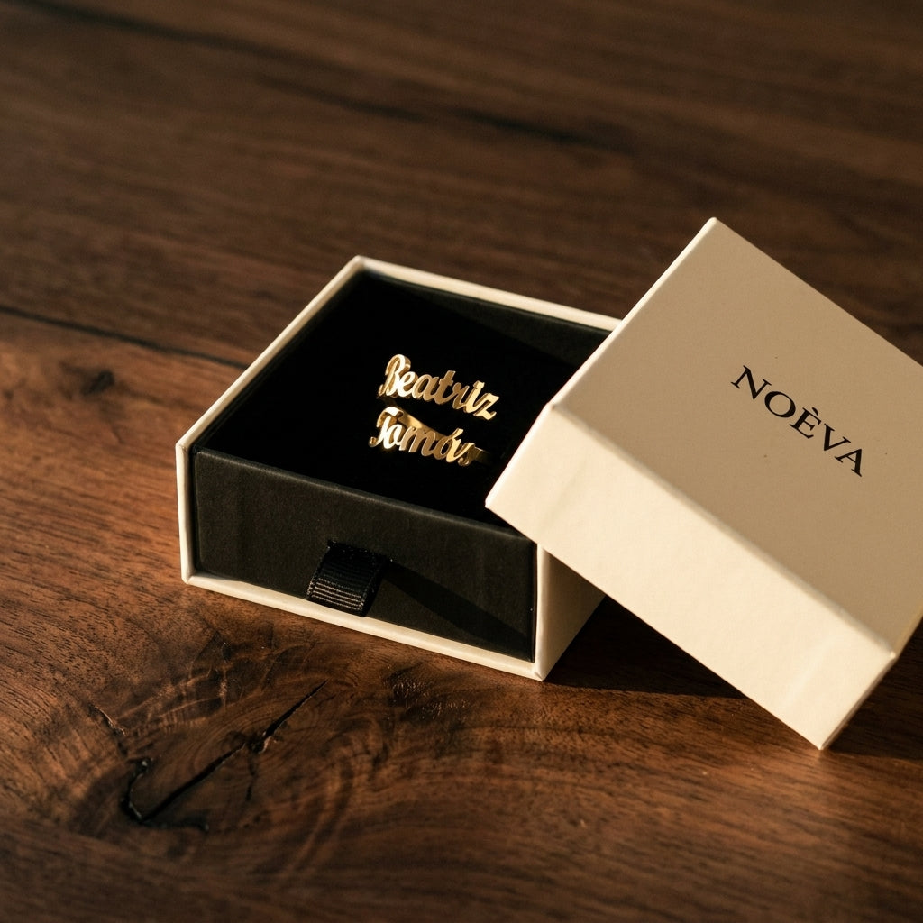 Anel Dois Nomes Entrelaçados na caixa de oferta NOÈVA