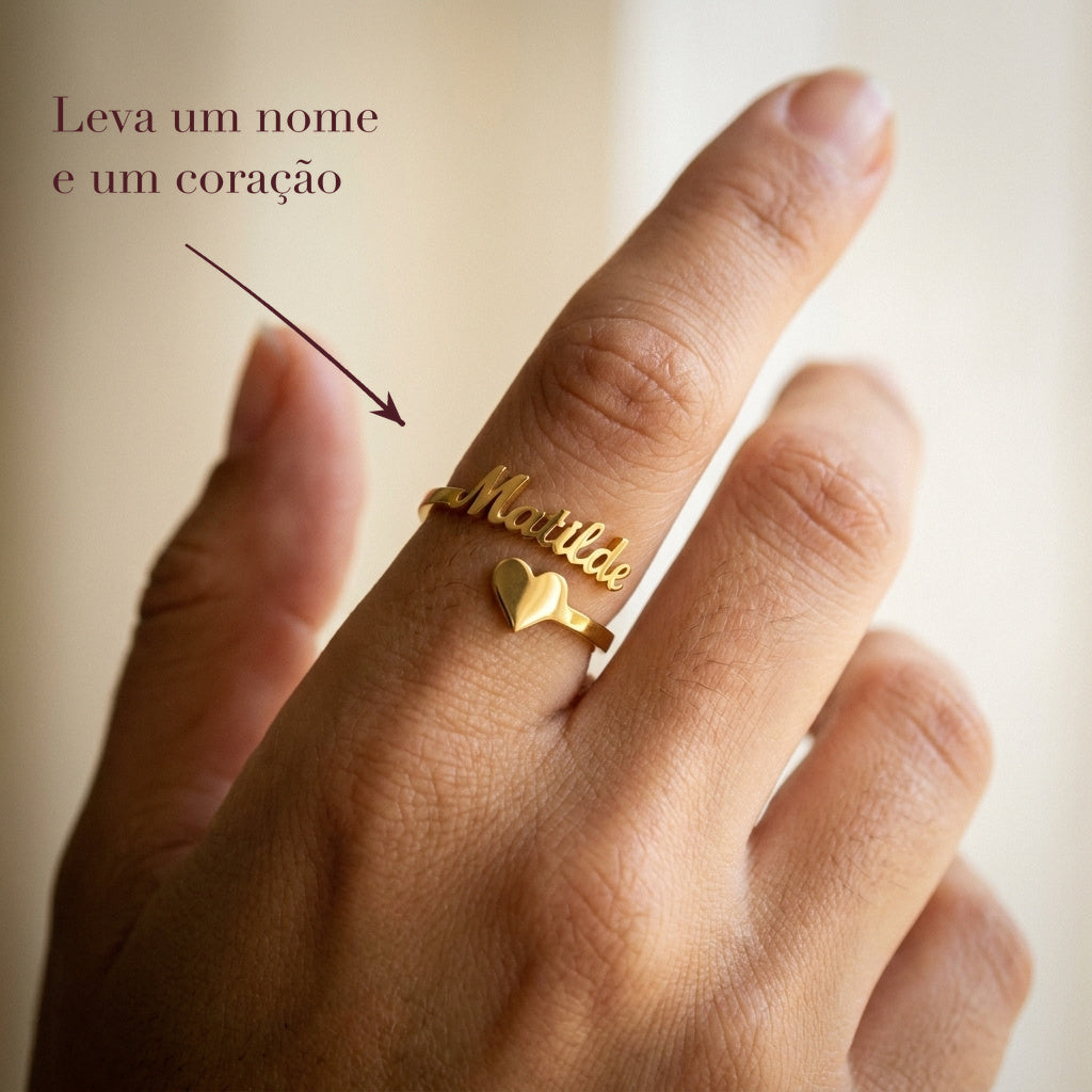 Anel Nome com Coração no dedo. Leva um nome e um coração