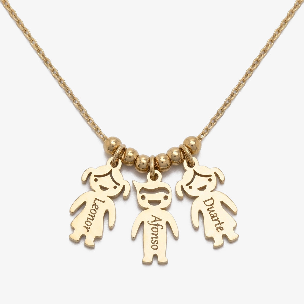 Colar com bonecos gravados com os nomes dos filhos, em dourado