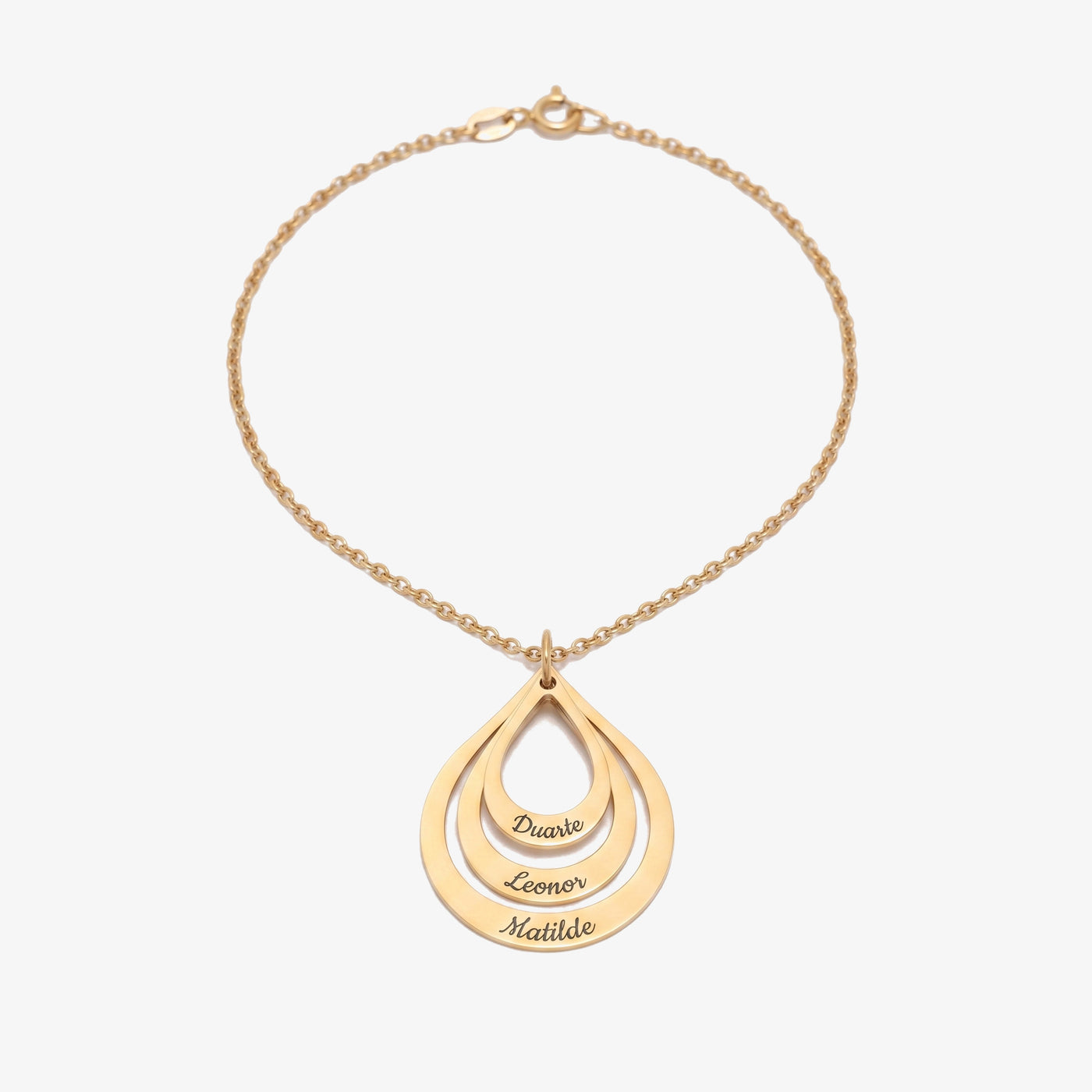 Colar Celestial em ouro, três gotas gravadas com nomes, fundo cinzento