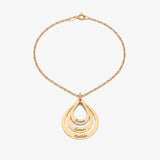 Colar Celestial em ouro, três gotas gravadas com nomes, fundo cinzento