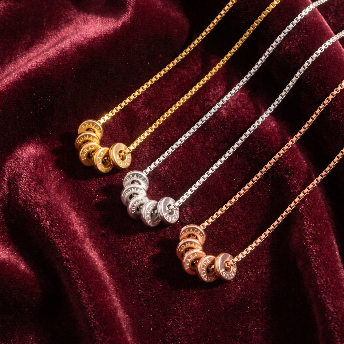 Colar de contas em dourado, prateado e rosé