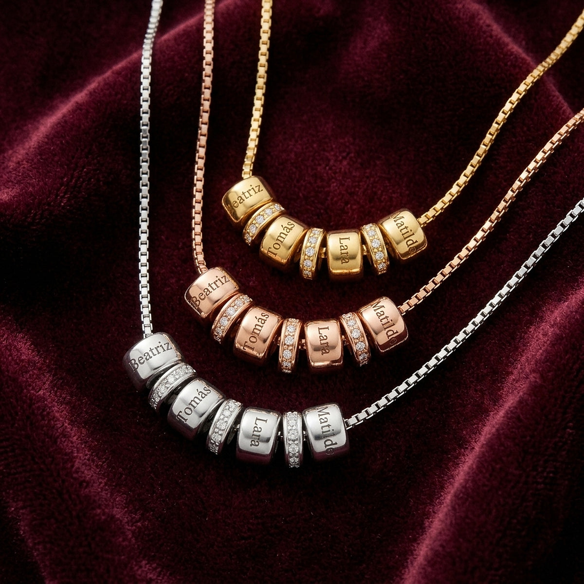 Colar de contas com nomes em dourado, rosé e prateado
