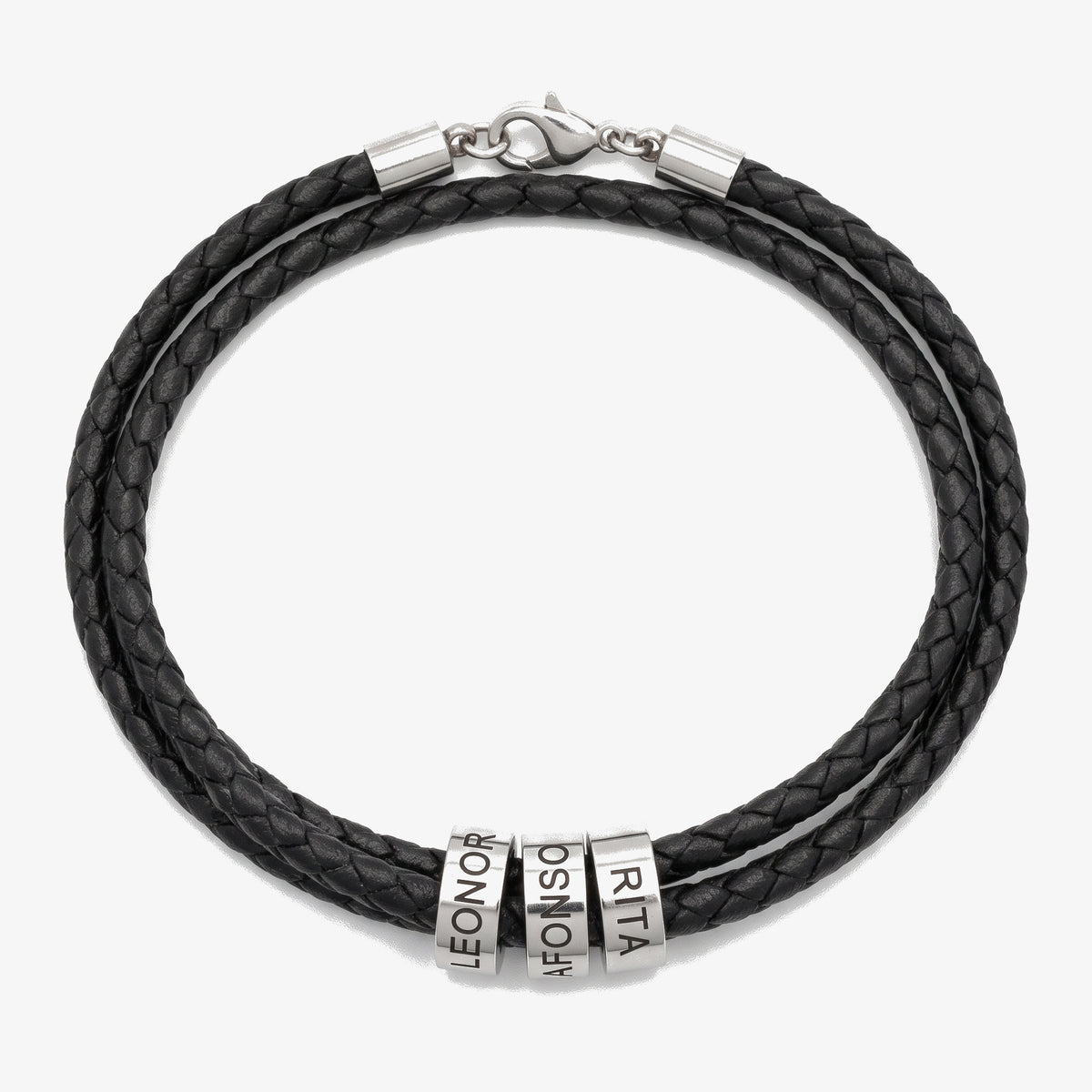 Pulseira Cordão da Família em couro preto com contas gravadas, fundo cinzento
