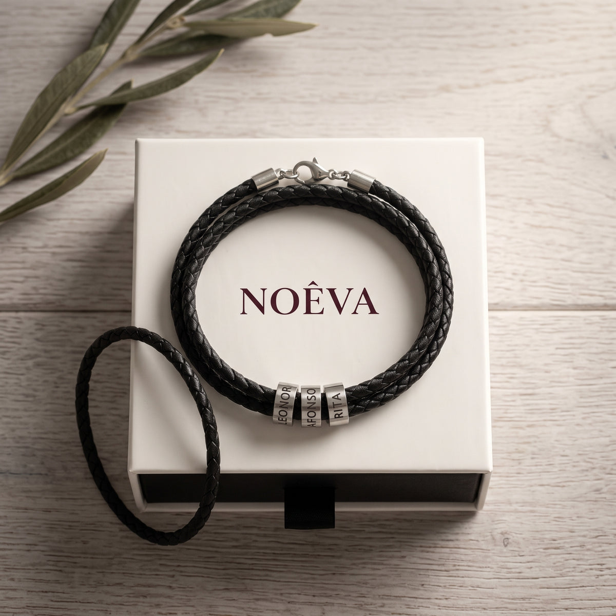 Pulseira Cordão da Família sobre a caixa NOÈVA