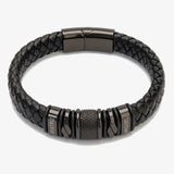 Pulseira Couro com Nomes em couro entrançado preto com argolas gravadas, fundo cinzento