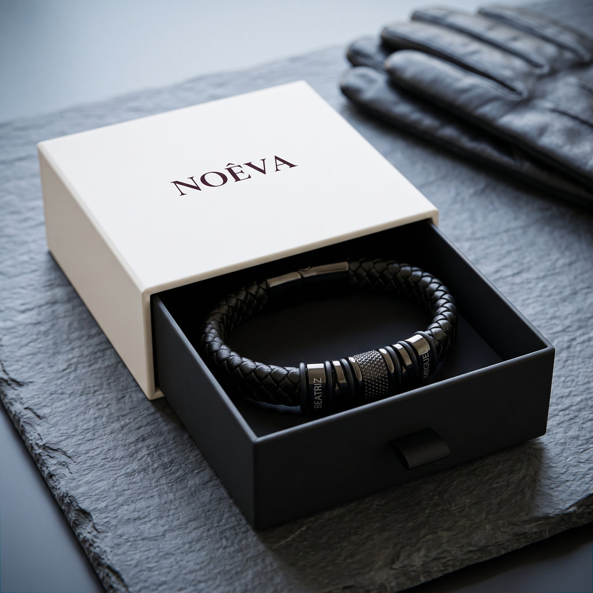 Pulseira Couro com Nomes na caixa NOÈVA