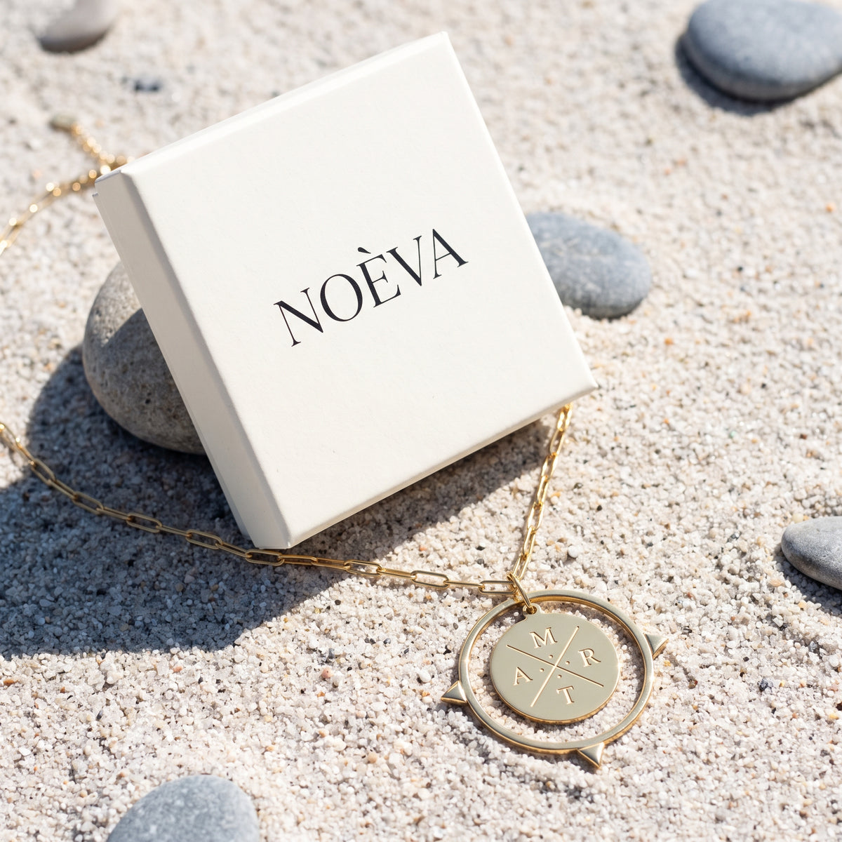 Colar bússola com a caixa NOÈVA