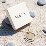 Colar bússola com a caixa NOÈVA