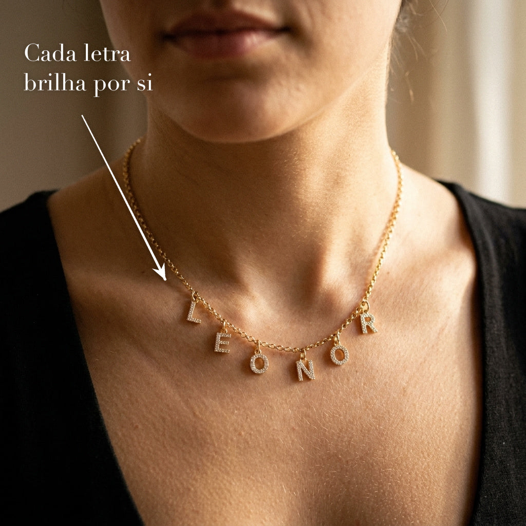 Colar Nome em Letras Soltas ao pescoço. Cada letra brilha por si