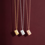 Colar envelope em dourado, prateado e rosé