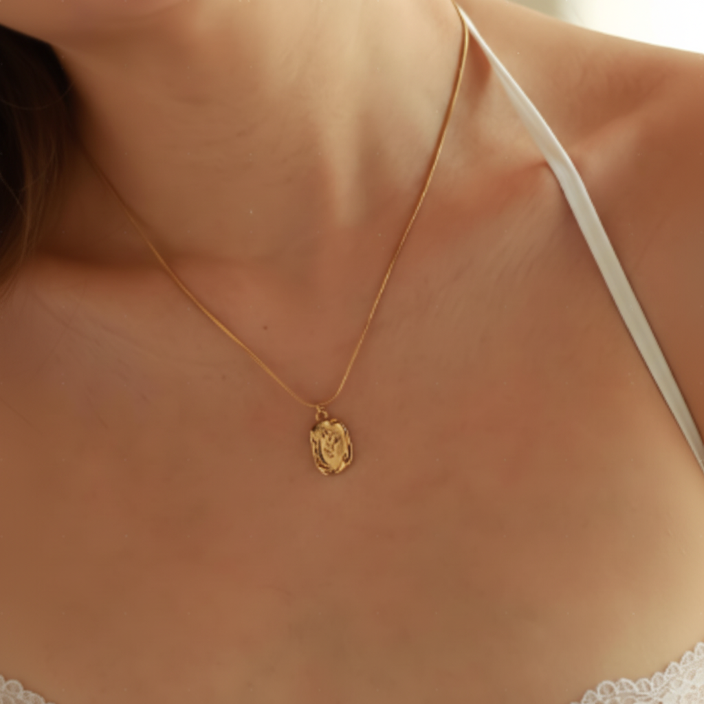 Sancta Necklace – Oval Medallion