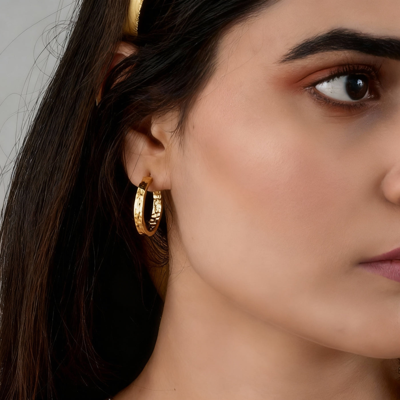 Forma Terra Earrings – Hammered Hoop