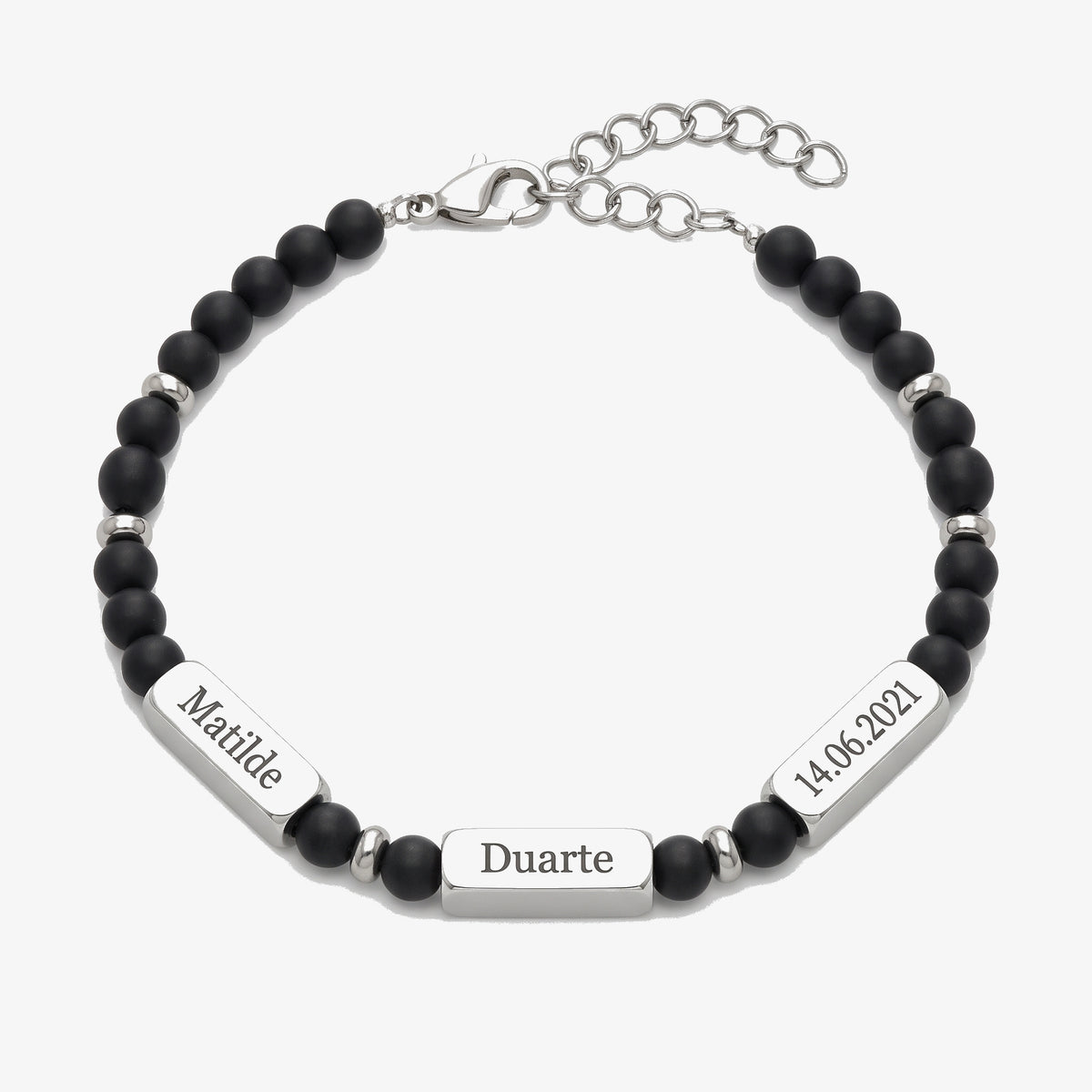 Pulseira Guardião da Família em aço preto mate com pendentes gravados, fundo cinzento