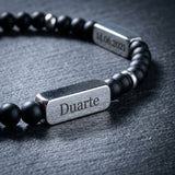 Pormenor do pendente gravado da Pulseira Guardião da Família