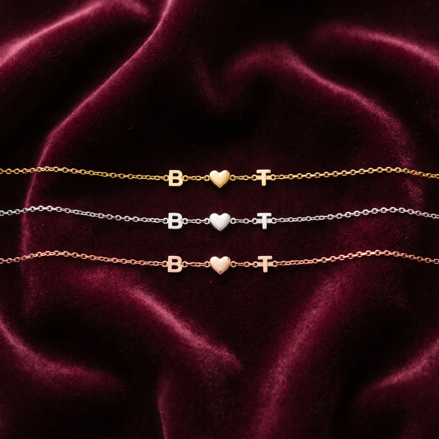 Pulseira de iniciais em dourado, prateado e rosé