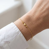 Pulseira com iniciais laterais no pulso