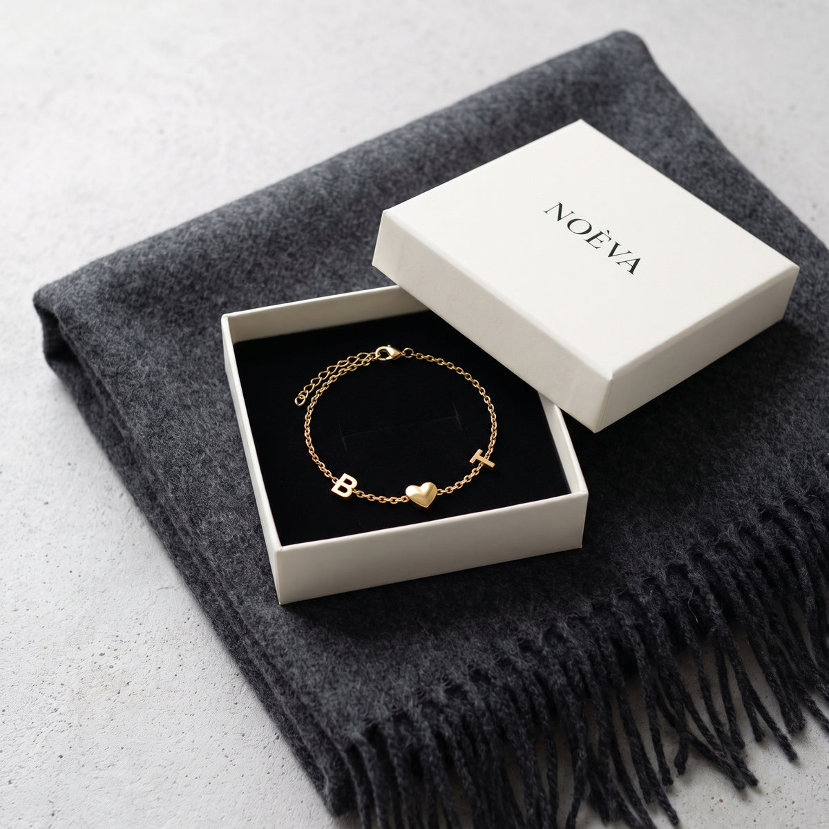 Pulseira de iniciais na caixa NOÈVA