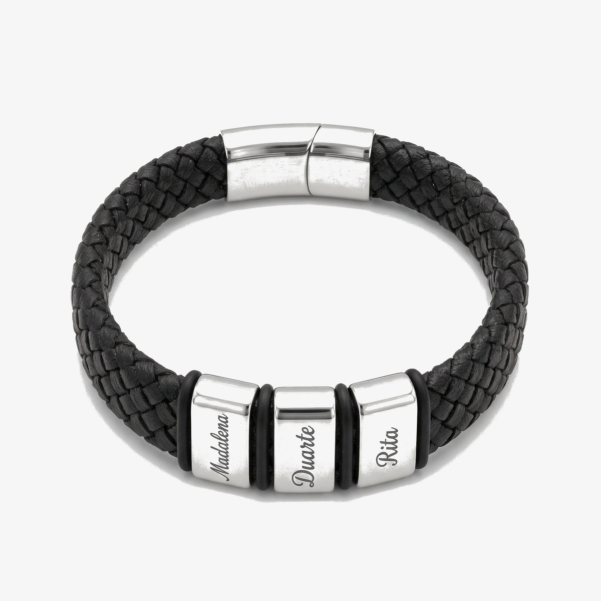 Pulseira Legado com Nomes em couro preto com placas de aço gravadas, fundo cinzento