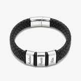Pulseira Legado com Nomes em couro preto com placas de aço gravadas, fundo cinzento