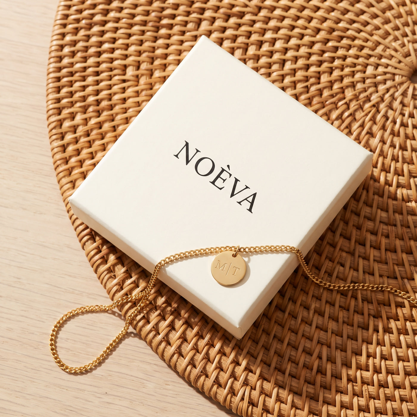Colar medalha com a caixa NOÈVA