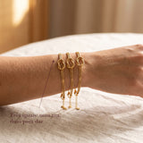 Três pulseiras do nó no pulso