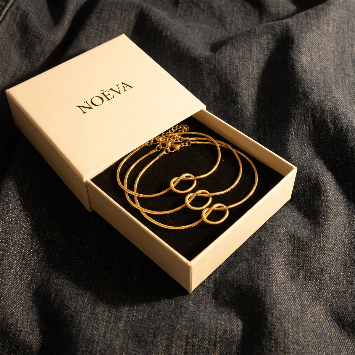 Conjunto de três pulseiras na caixa NOÈVA