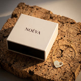 Pulseira junto à caixa de presente NOÈVA