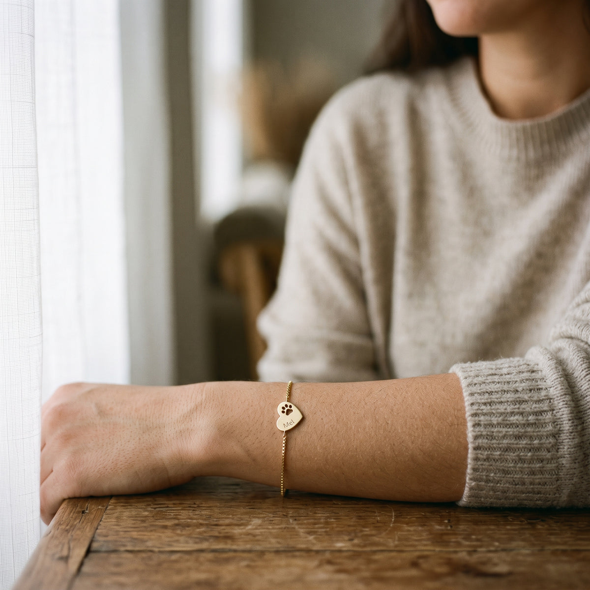 Pulseira usada ao natural, à mesa