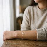Pulseira usada ao natural, à mesa