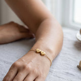 Pulseira de corações com iniciais usada no dia a dia