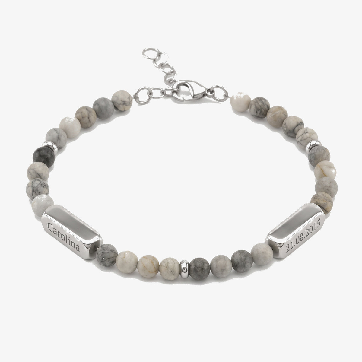 Pulseira Raízes com Nomes em pedra natural cinzenta com pendentes gravados, fundo cinzento