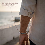 Pulseira Raízes com Nomes no pulso, pendentes gravados com nome e data
