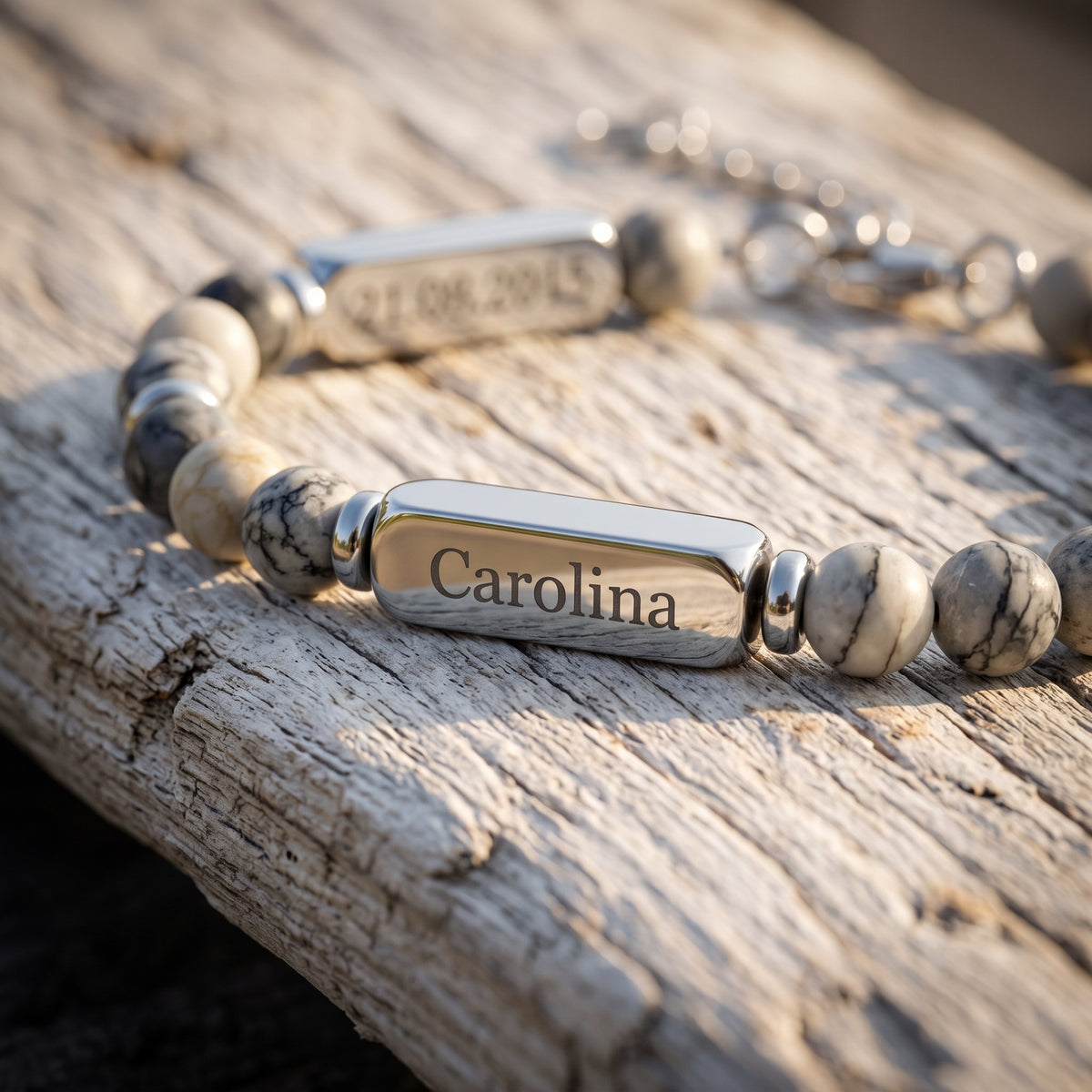 Pormenor do pendente gravado da Pulseira Raízes com Nomes