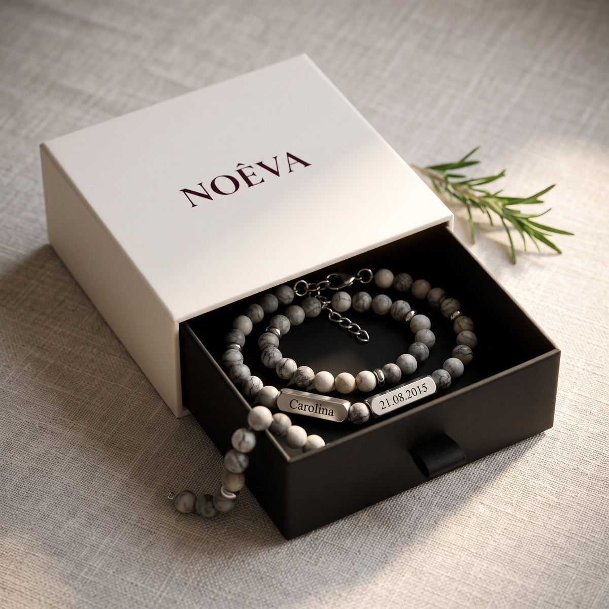 Pulseira Raízes com Nomes na caixa NOÈVA