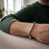 Pulseira Raízes com Nomes usada em casa