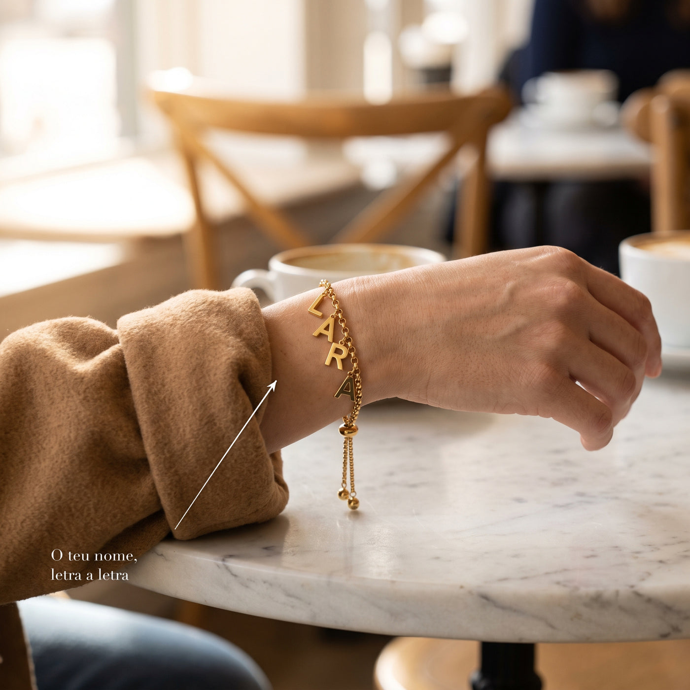 Pulseira com nome em letras no pulso