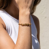 Pulseira com nome vista de outro ângulo