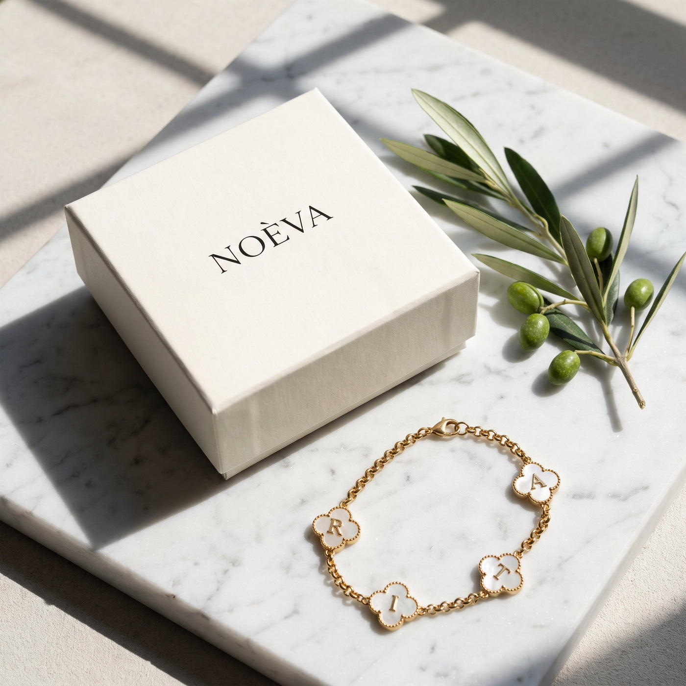 Pulseira de trevos com a caixa NOÈVA