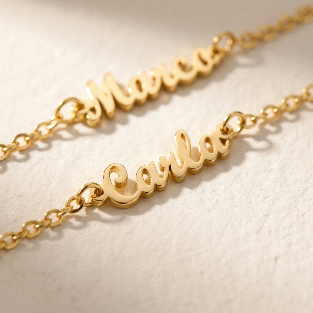 Pormenor da chapa com o nome, Pulseira Constelação de Nomes